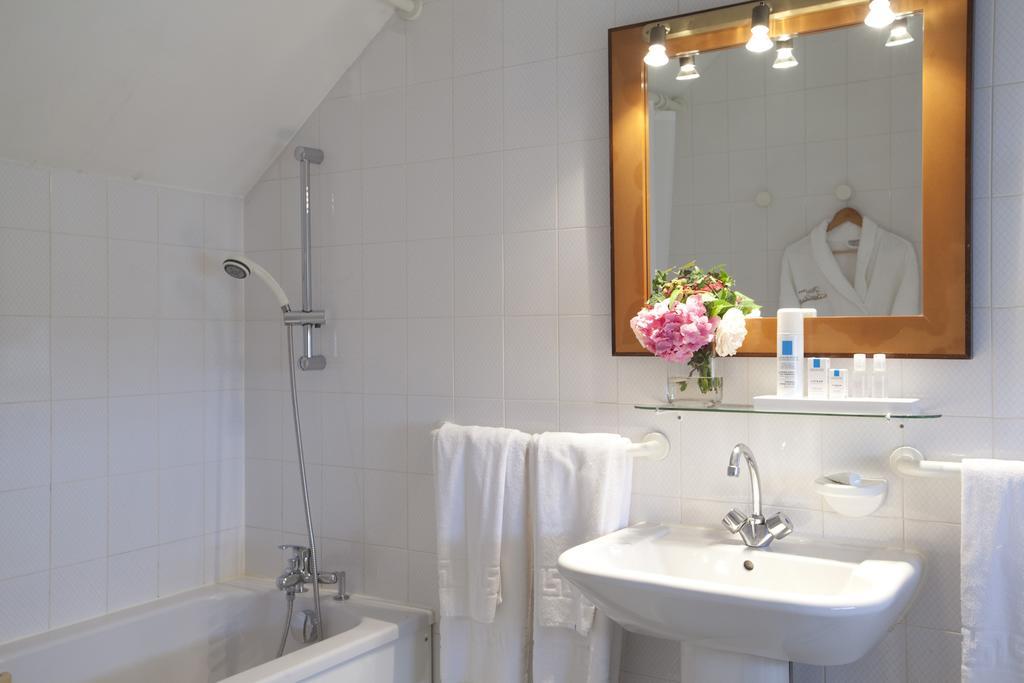 Logis Hotel Saint-Roch Pleumartin Rum bild
