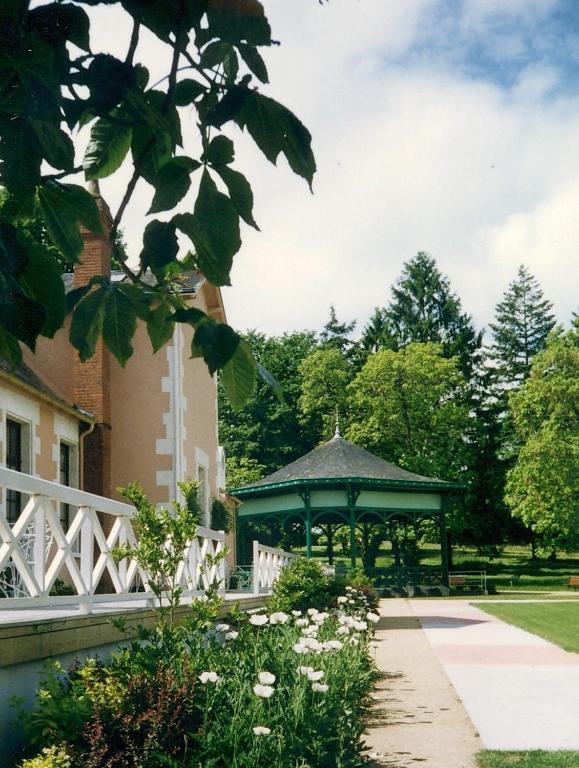 Logis Hotel Saint-Roch Pleumartin Exteriör bild