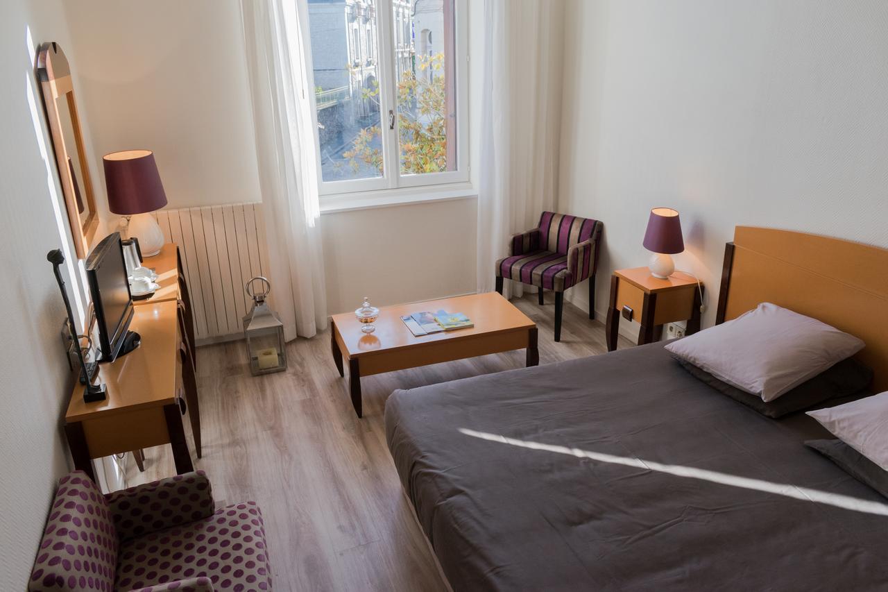 Logis Hotel Saint-Roch Pleumartin Exteriör bild