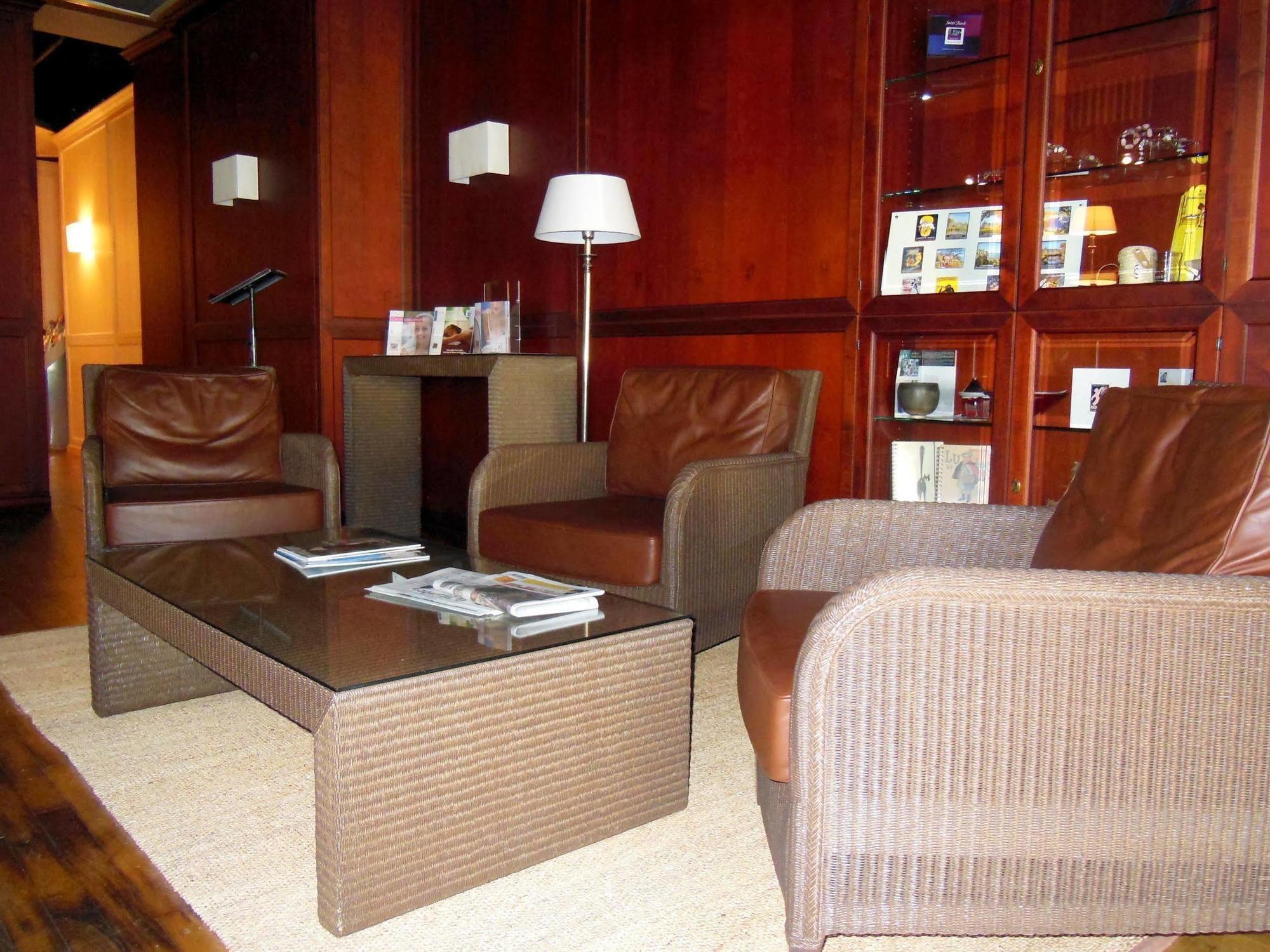 Logis Hotel Saint-Roch Pleumartin Exteriör bild