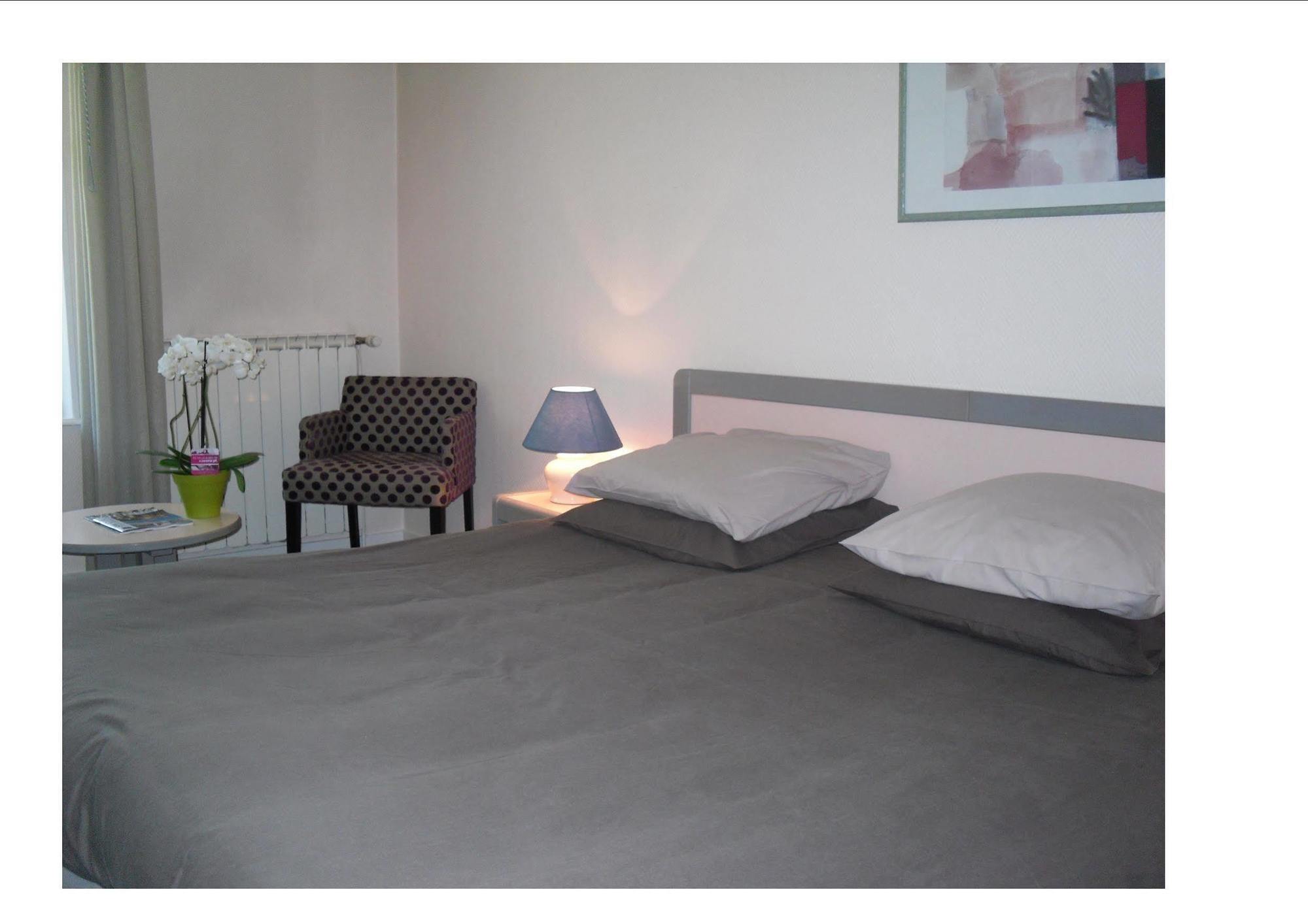Logis Hotel Saint-Roch Pleumartin Exteriör bild