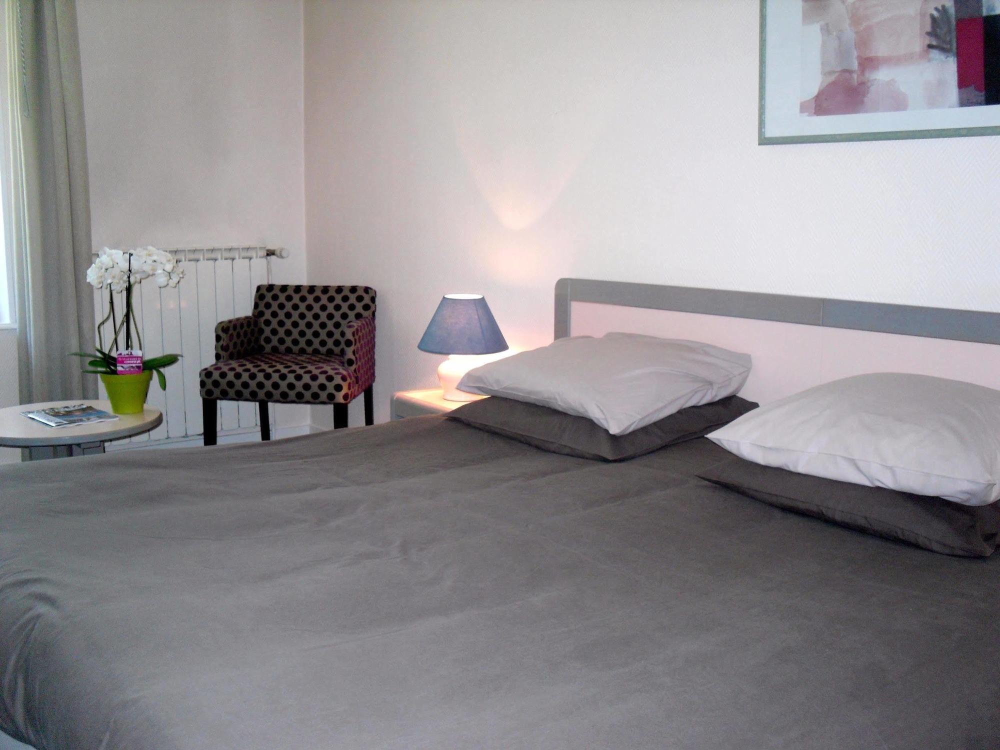 Logis Hotel Saint-Roch Pleumartin Exteriör bild
